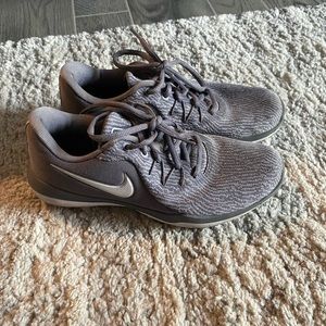Grey nike tennis shoes
